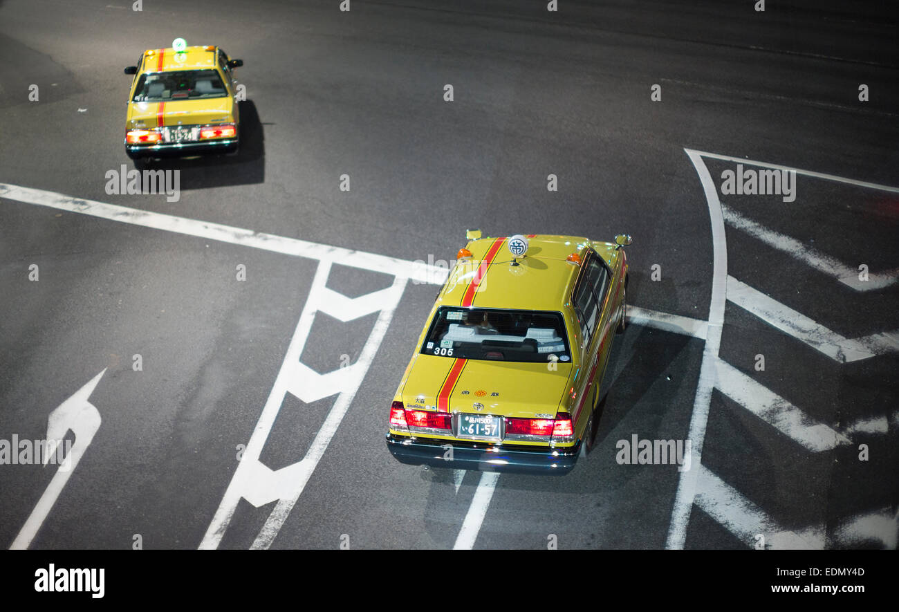 Taxis an einer Straßenkreuzung im Zentrum von Tokio, Japan. Stockfoto