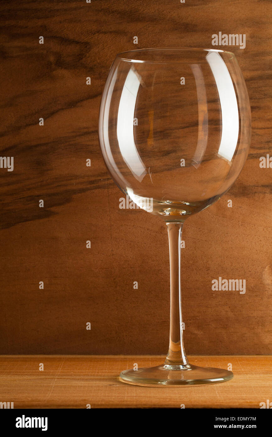 Glas Wein auf den hölzernen Hintergrund aus Echtholz furniert mit interessanten Wachstum Stockfoto