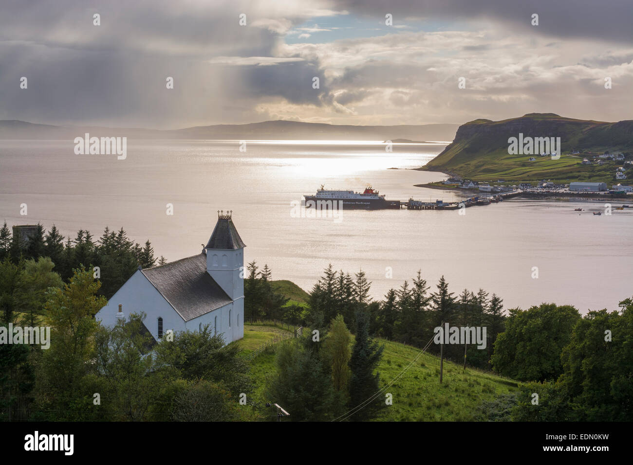 schöne Hebridean Licht am Uig Skye mit Calmac ferry Stockfoto