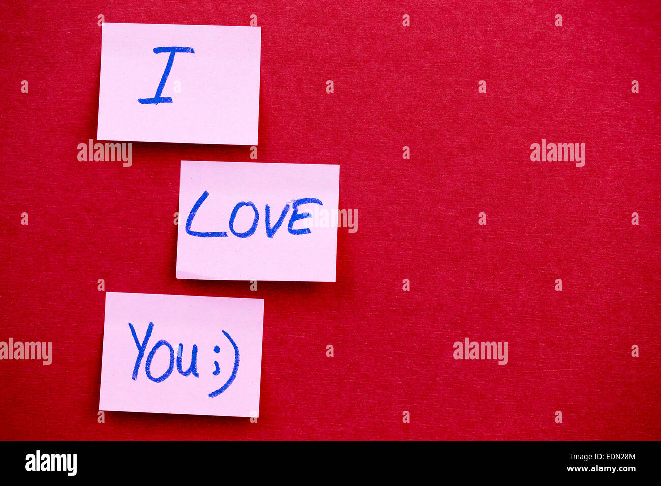 Text ich liebe dich auf gelben klebrigen Erinnerungsschreiben mit strukturierten backgroud Stockfoto