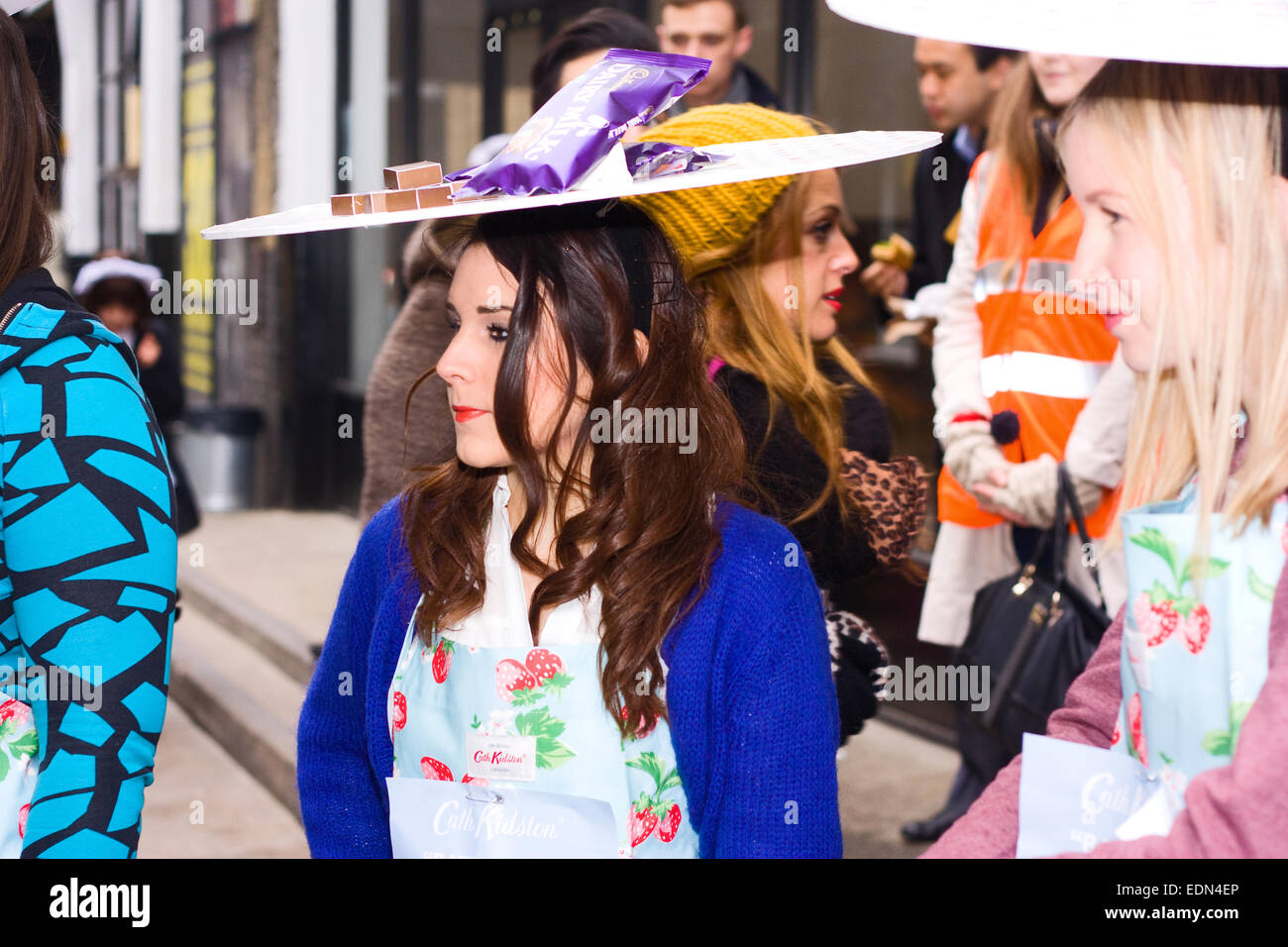 LONDON - 12. Februar: Nicht identifizierten Konkurrenten beim Great Spitalfields Pancake Race am 12. Februar 2013 in London, U Stockfoto