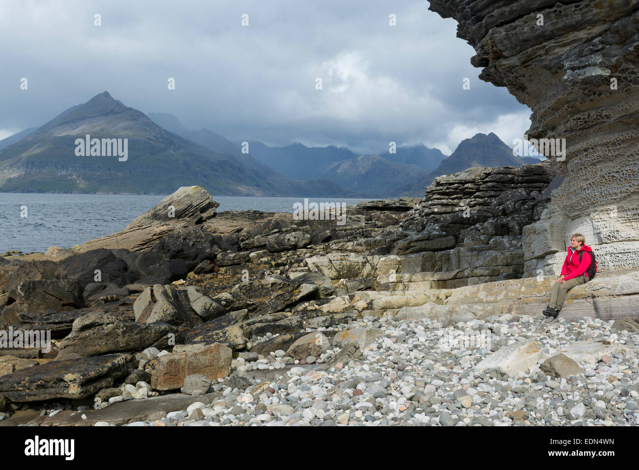 erkunden den Strand von Elgol Isle Of Skye Lady Stockfoto