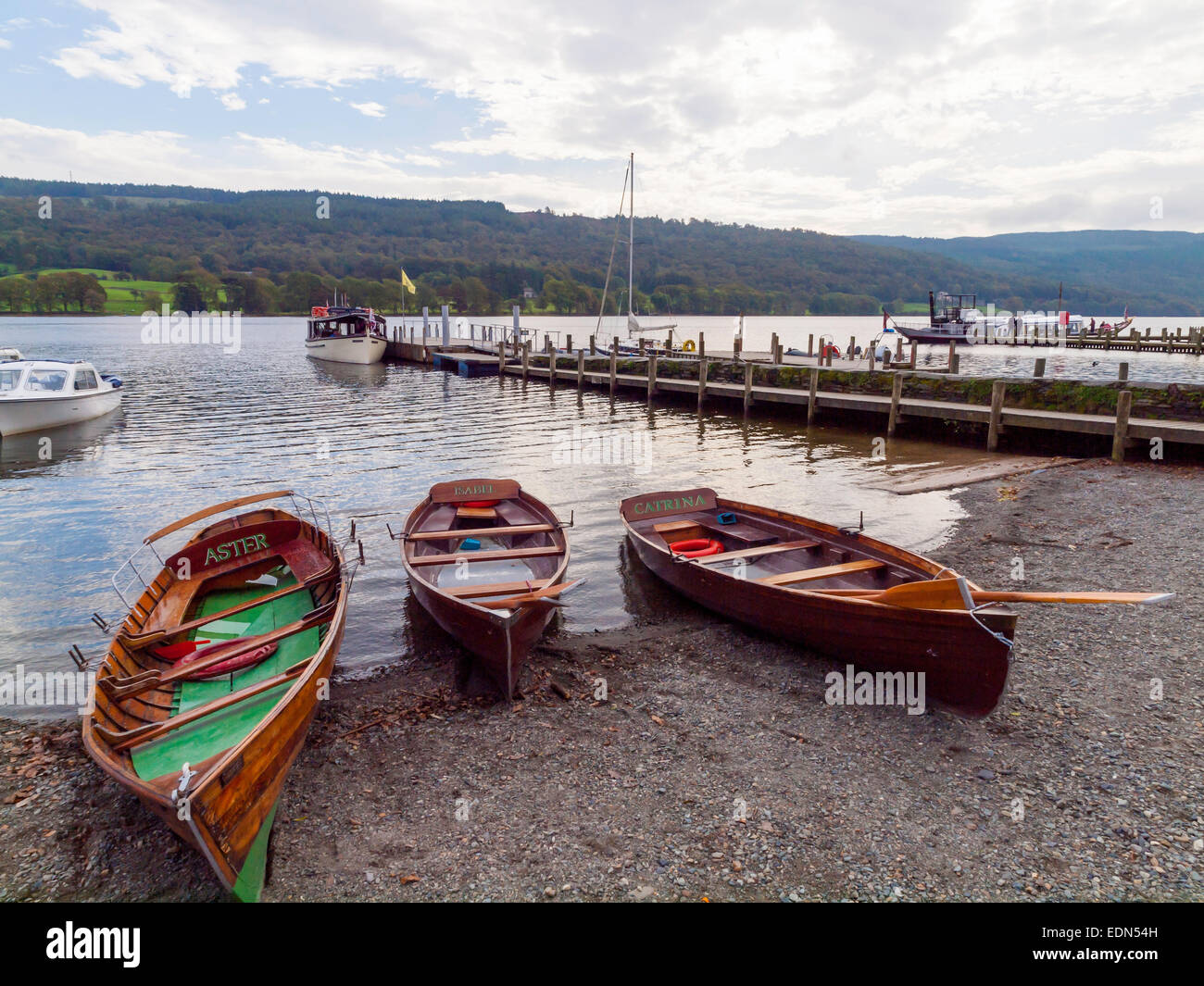 Traditionelle Rudern Ruderboote und kleine Motorboote mieten an Coniston Wasser Cumbria in England Stockfoto