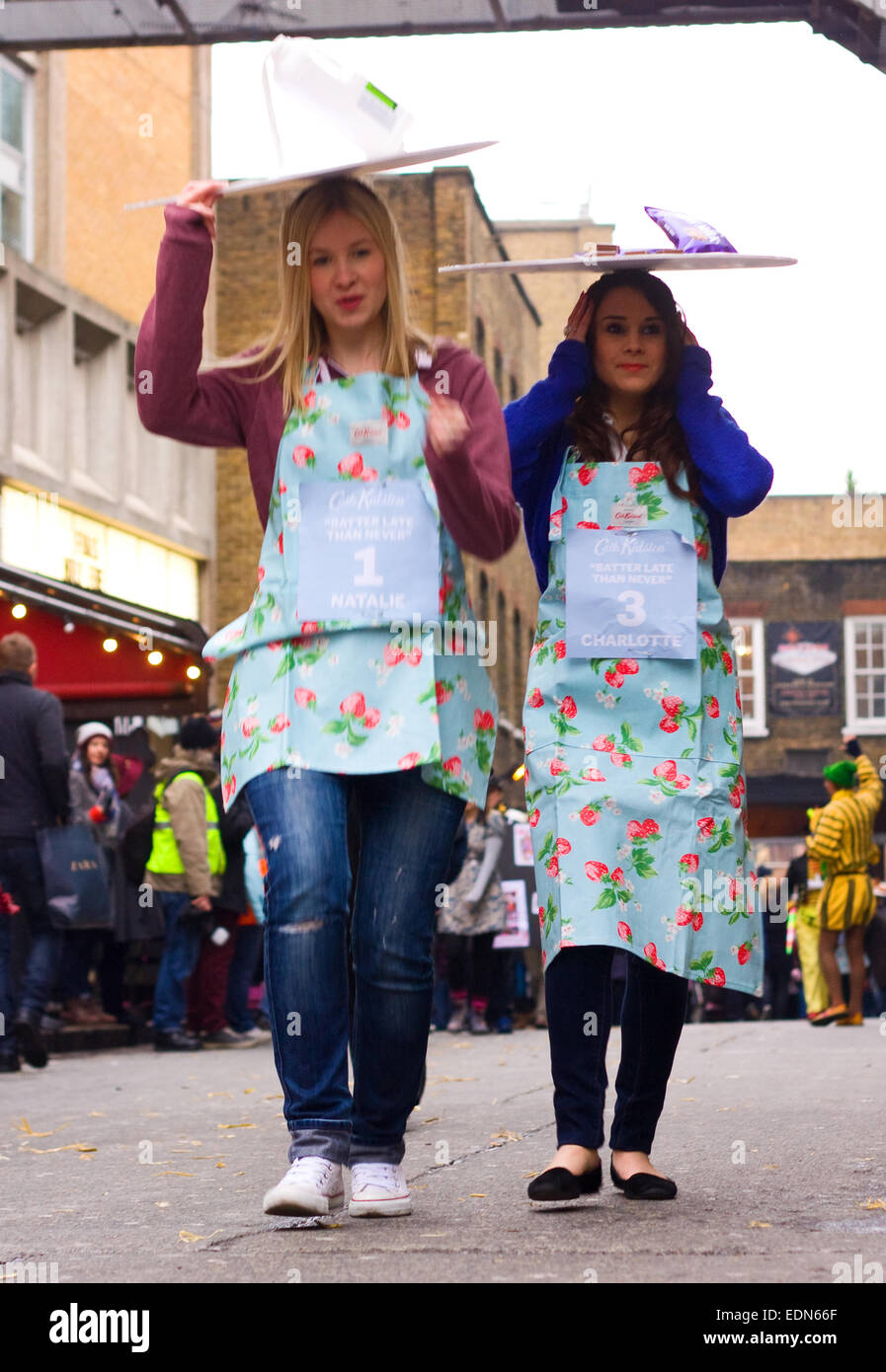 LONDON - 12. Februar: Nicht identifizierten Konkurrenten beim Great Spitalfields Pancake Race am 12. Februar 2013 in London, U Stockfoto