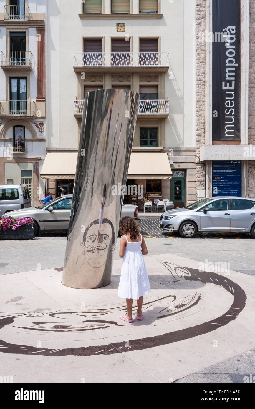 Junges Mädchen Touristen steht auf Bild von Salvador Dali bilden optische Täuschung. Figueres, Spanien, Europa. Stockfoto