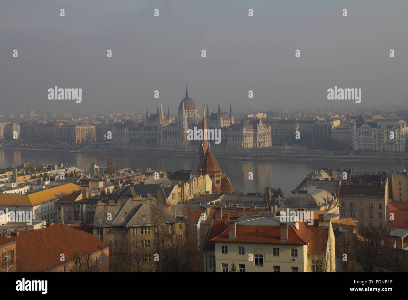 Ein Blick auf die Donau und Pest von der Fischerbastei auf dem Burgberg in Buda.  Budapest, Ungarn. Stockfoto