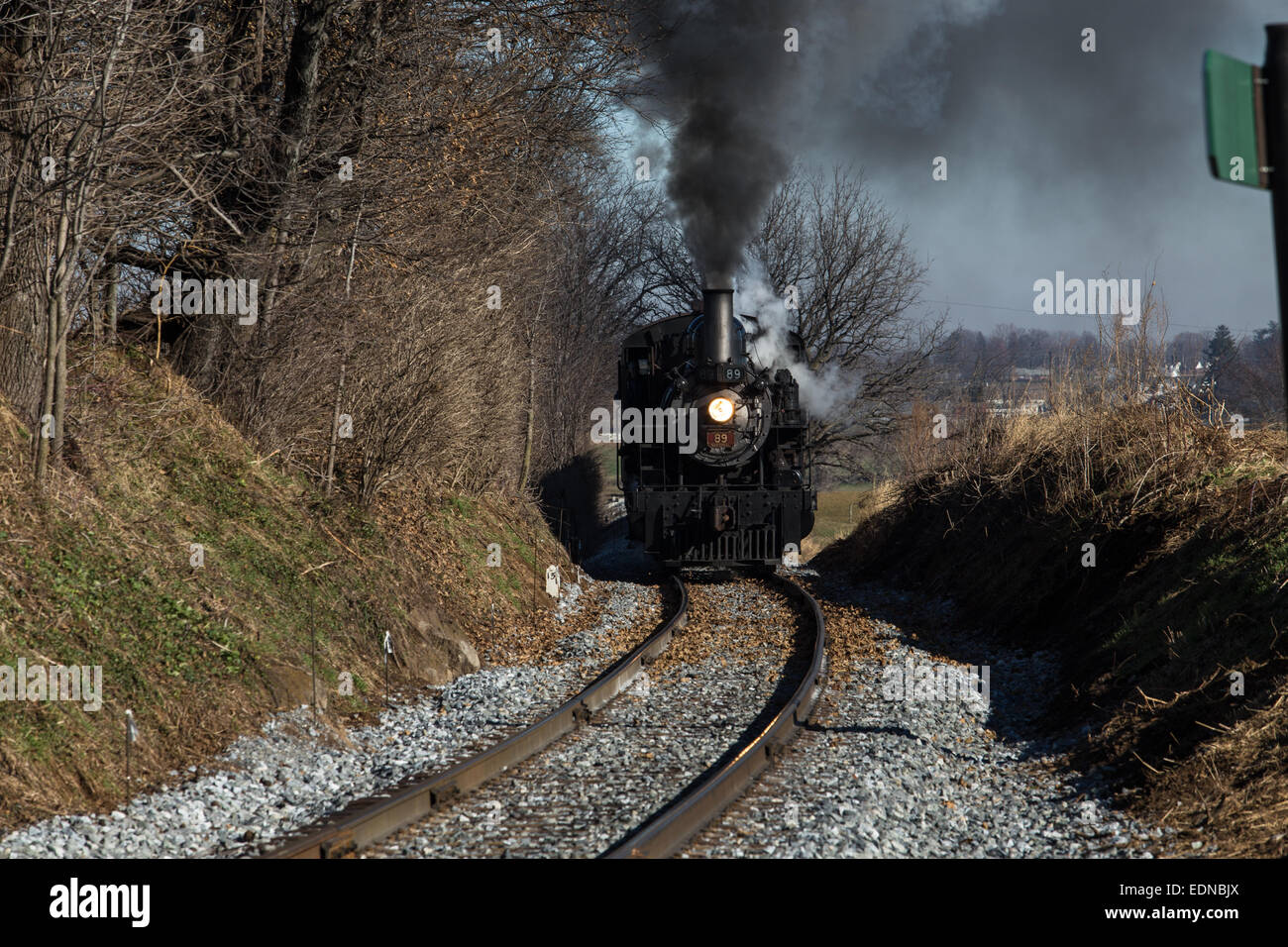 Eine Dampflok aus der Strasburg Railroad tuckert durch Lancaster County, PA. Stockfoto