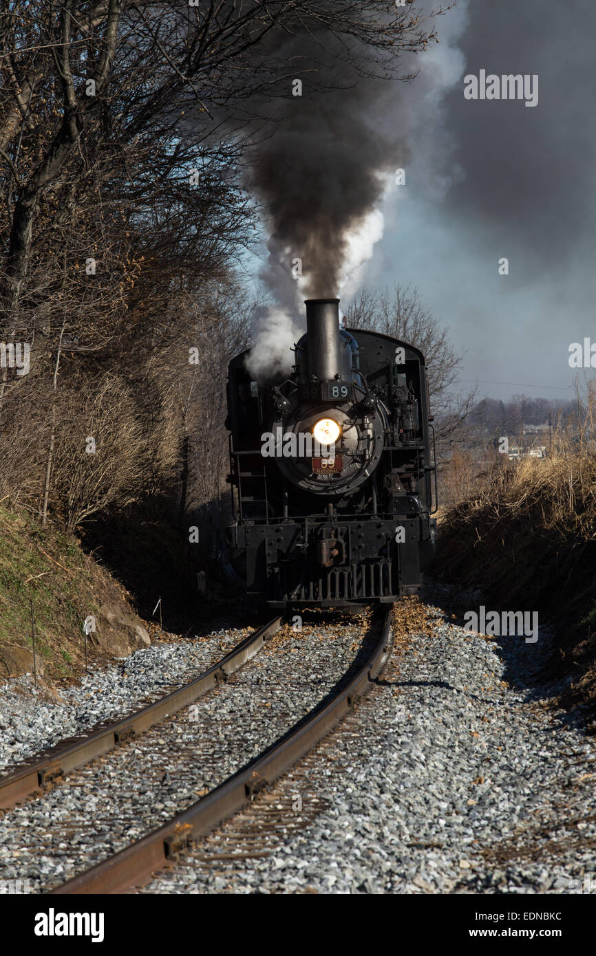 Eine Dampflok aus der Strasburg Railroad tuckert durch Lancaster County, PA. Stockfoto