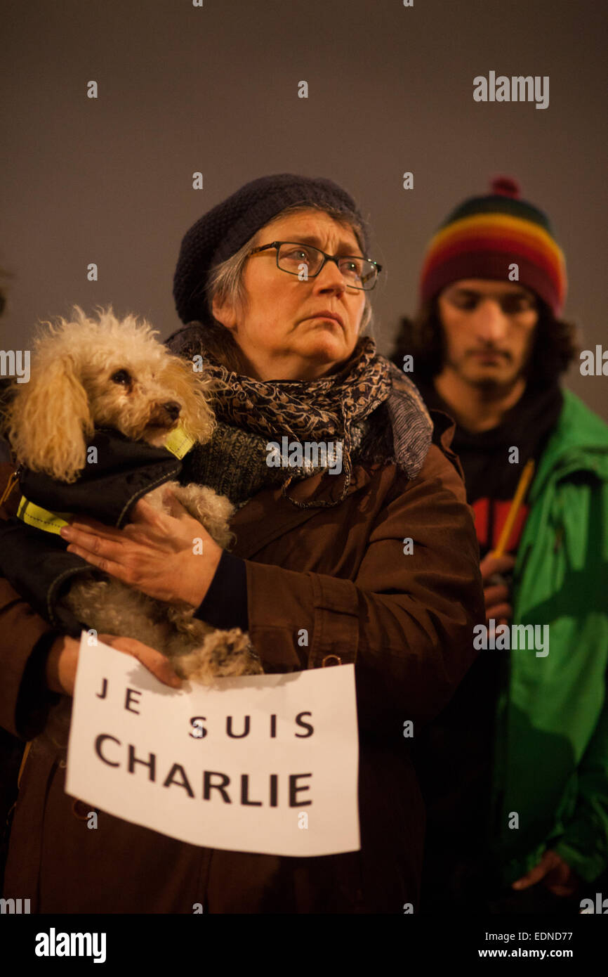 London, UK. 7. Januar 2015. Eine Frau mit ihrem Pudel hält ein Zeichen besagt "Je Suis Charlie"-Ich bin Charlie. Bildnachweis: Kristian Buus/Alamy Live-Nachrichten Stockfoto