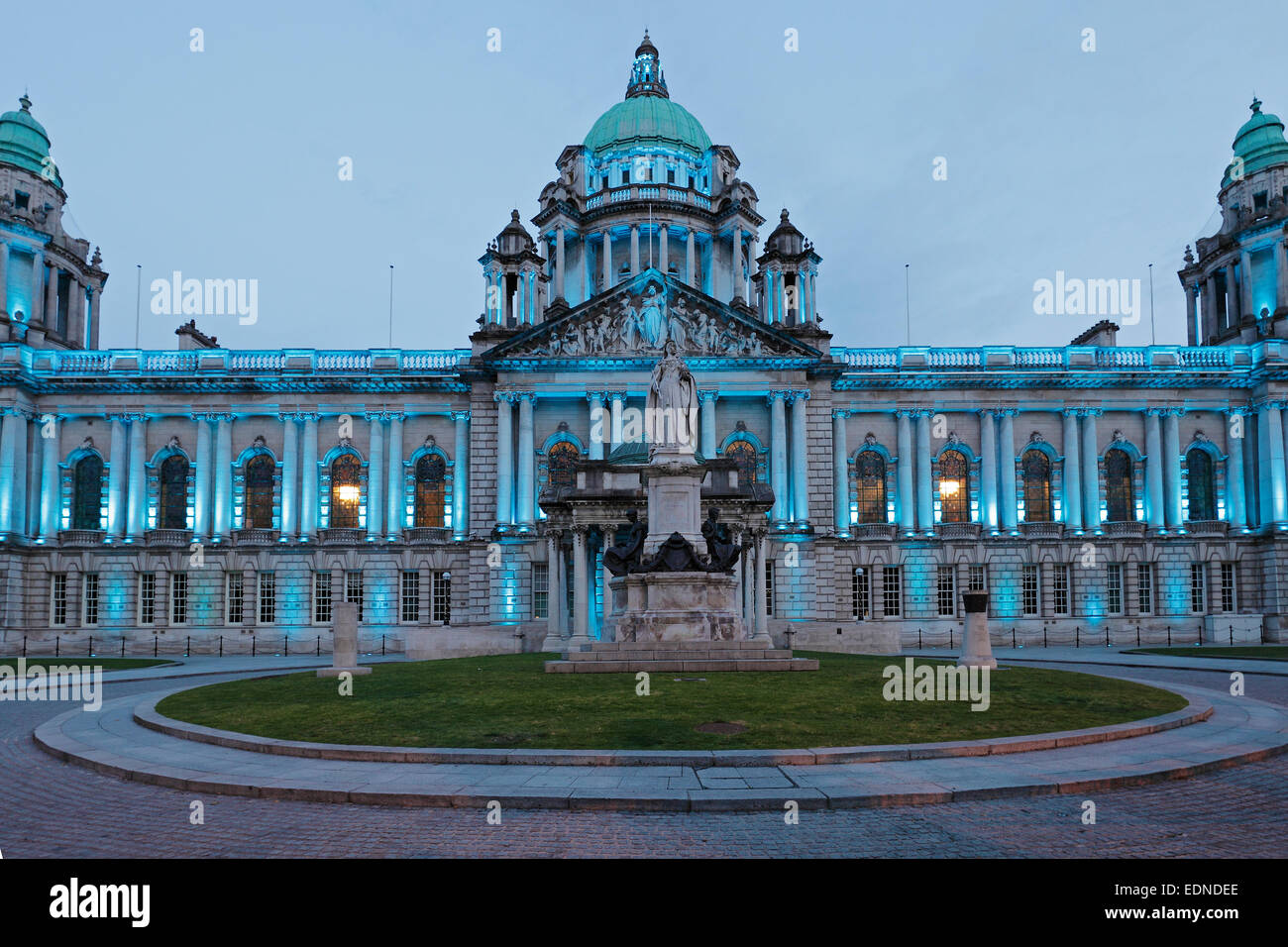 Rathaus in Belfast in der Abenddämmerung, Nordirland Stockfoto