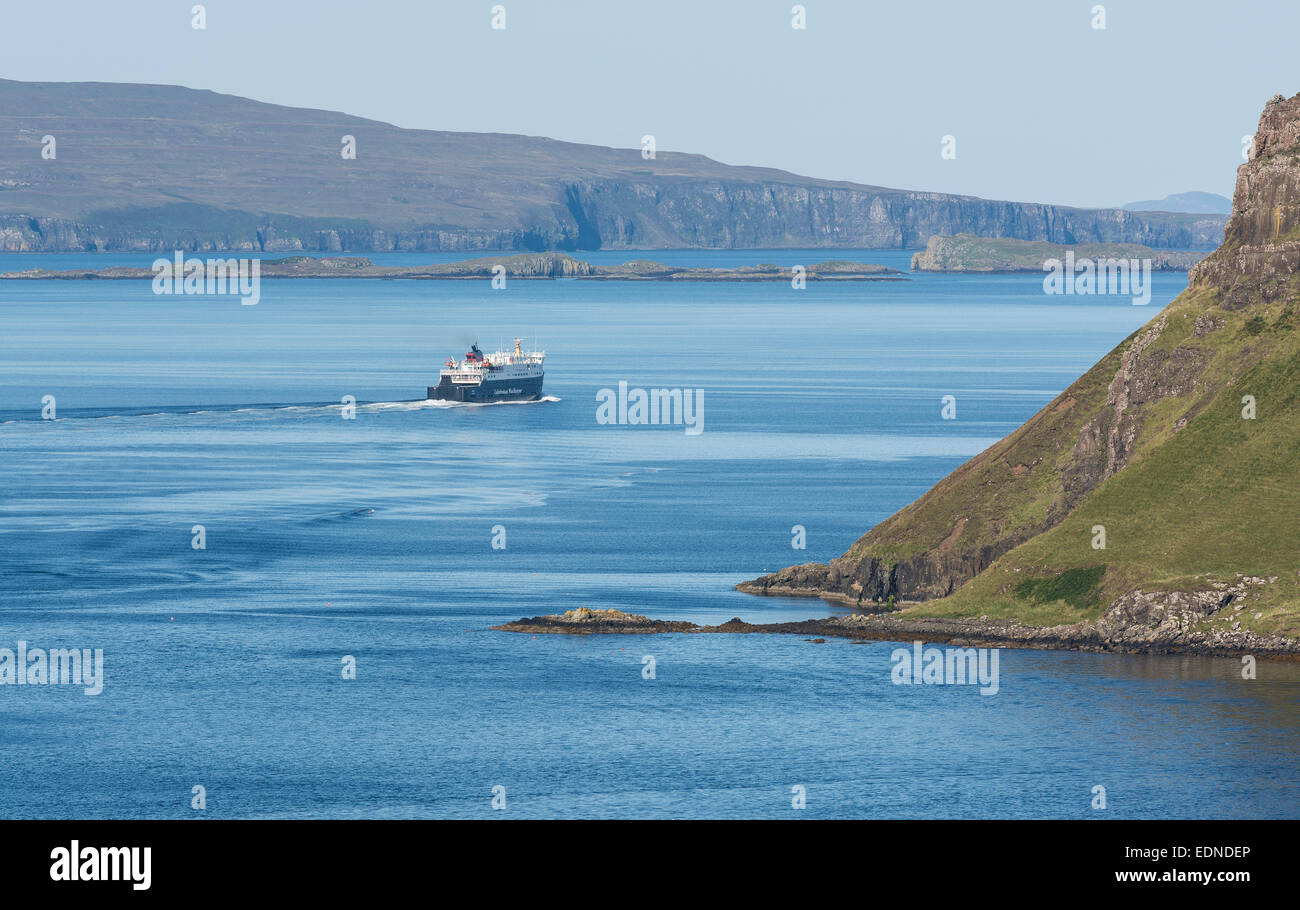 Uig Caledonian Macbrayne schöne Hebridean hellblau sky Mv Hebriden Stockfoto