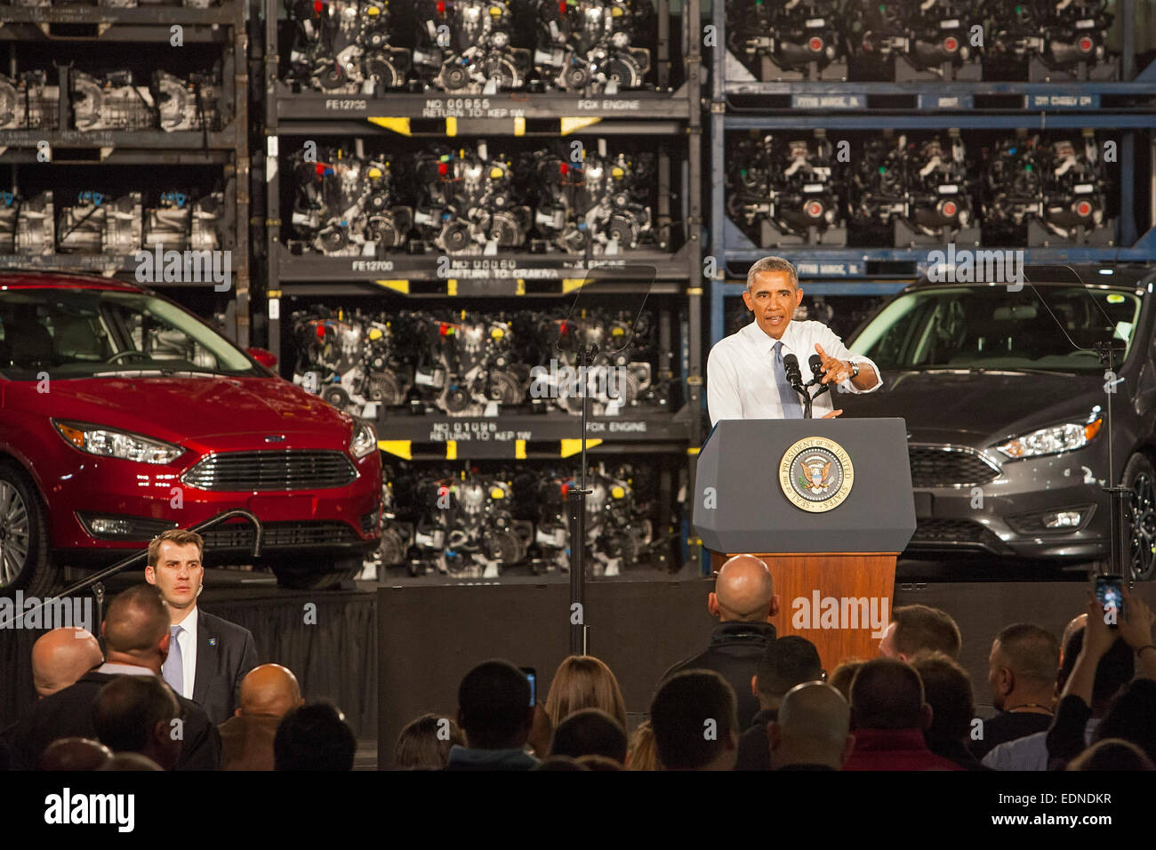Wayne, Michigan, USA. Präsident Barack Obama spricht im Ford Michigan Montagewerk. Obama feiert Automobilhersteller Wiederaufleben seit 2009 Regierung-Rettungspaket für die Automobilindustrie. Bildnachweis: Jim West/Alamy Live-Nachrichten Stockfoto