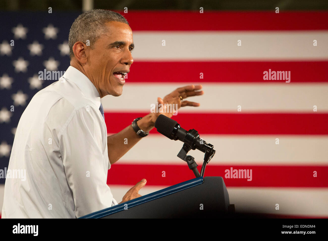 Wayne, Michigan, USA. Präsident Barack Obama spricht im Ford Michigan Montagewerk. Obama feiert Automobilhersteller Wiederaufleben seit 2009 Regierung-Rettungspaket für die Automobilindustrie. Bildnachweis: Jim West/Alamy Live-Nachrichten Stockfoto