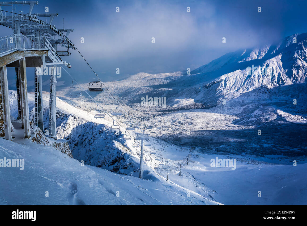 Schneebedeckte Bergtal in der Dämmerung die Sonne Stockfoto