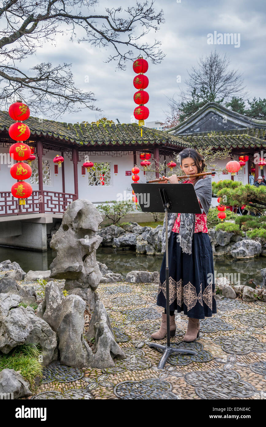 Chinesische Flöten Player, Dr. Sun Yat Sen Garden, Chinesisches Neujahrsfest, Vancouver, Britisch-Kolumbien, Kanada Stockfoto