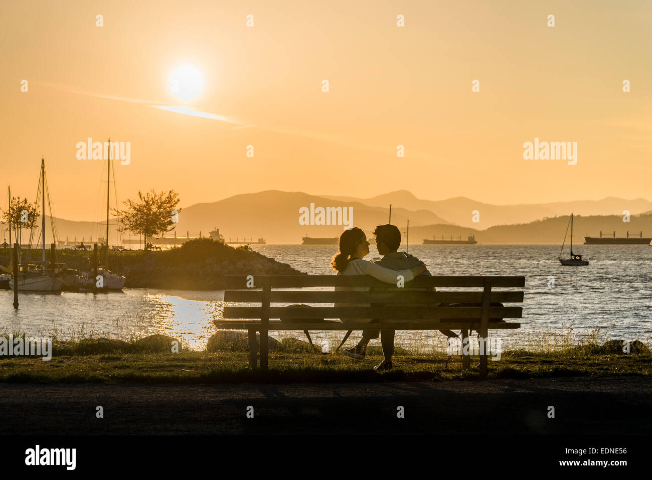Ein paar genießt eine Romanze Moment bei Sonnenuntergang, Vanier Park, Vancouver, British Columbia, Kanada Stockfoto