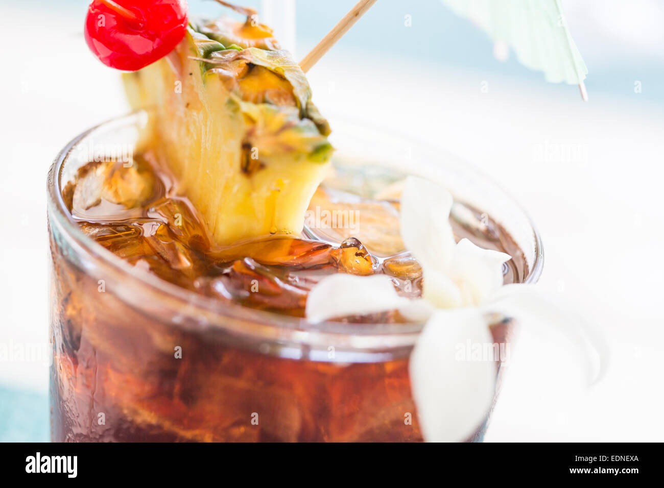 Eis kalt Mai Tai Cocktail Drink mit Frucht und Sonnenschirmen an der Bar. Stockfoto