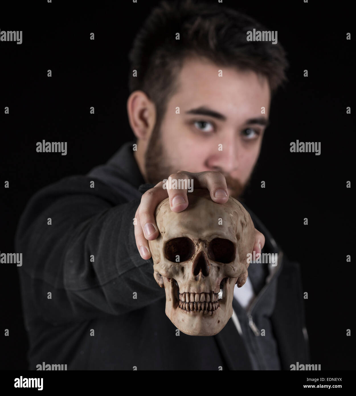 Junger Mann in schwarzer Jacke mit Totenkopf Stockfoto