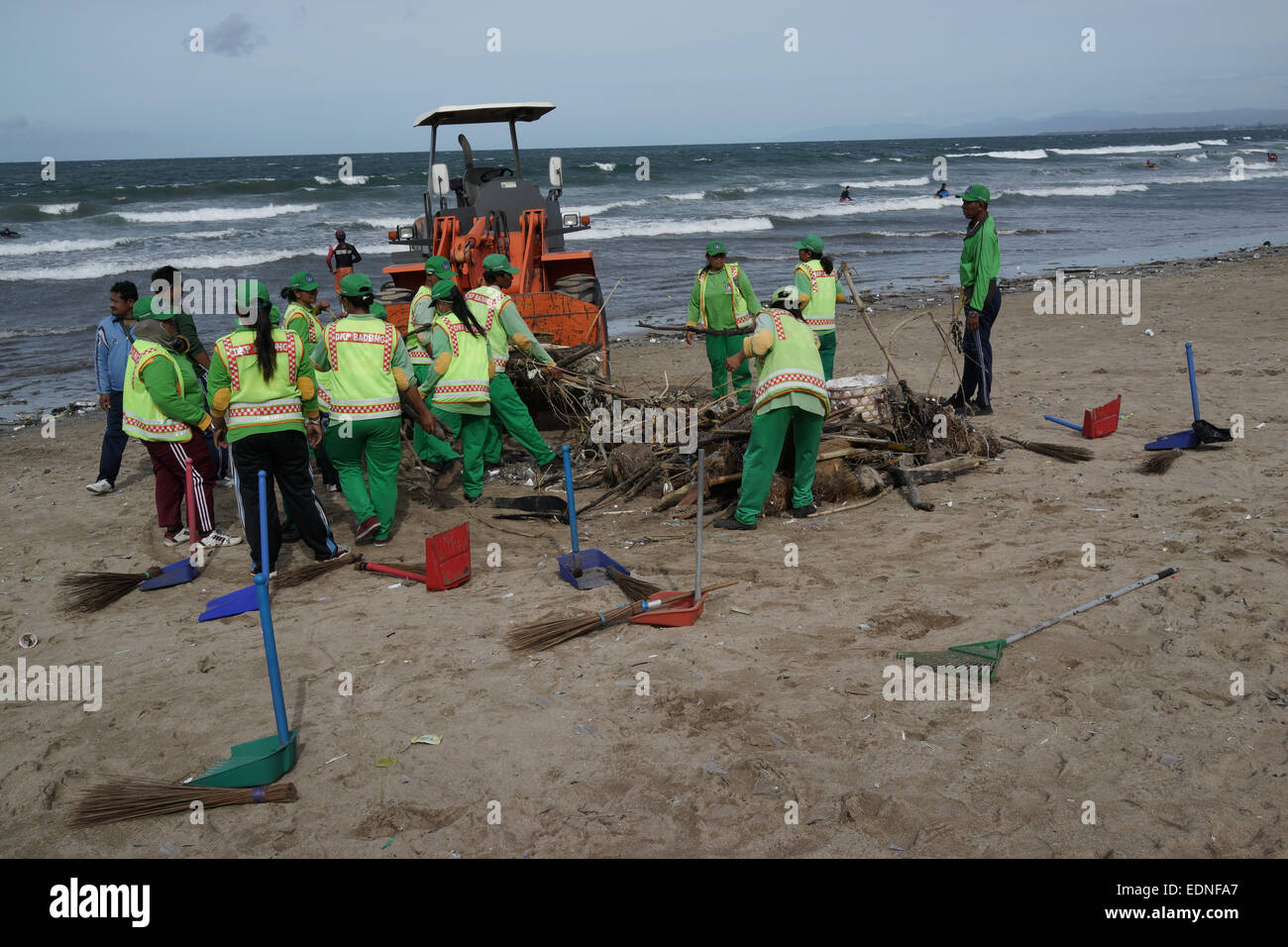 Hausmeister Reinigung Müll in Kuta Beach, Bali Indonesien. Kuta ist eines der beliebtesten Strände in der Welt. Stockfoto