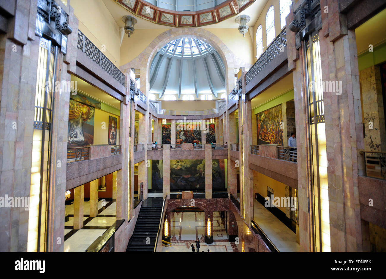 Palacio de Bellas Artes Museum, Mexico City, Mexiko. Carrara Marmorsäulen in Messehallen. Marotti Glas & Eisen Dachkuppel. Stockfoto