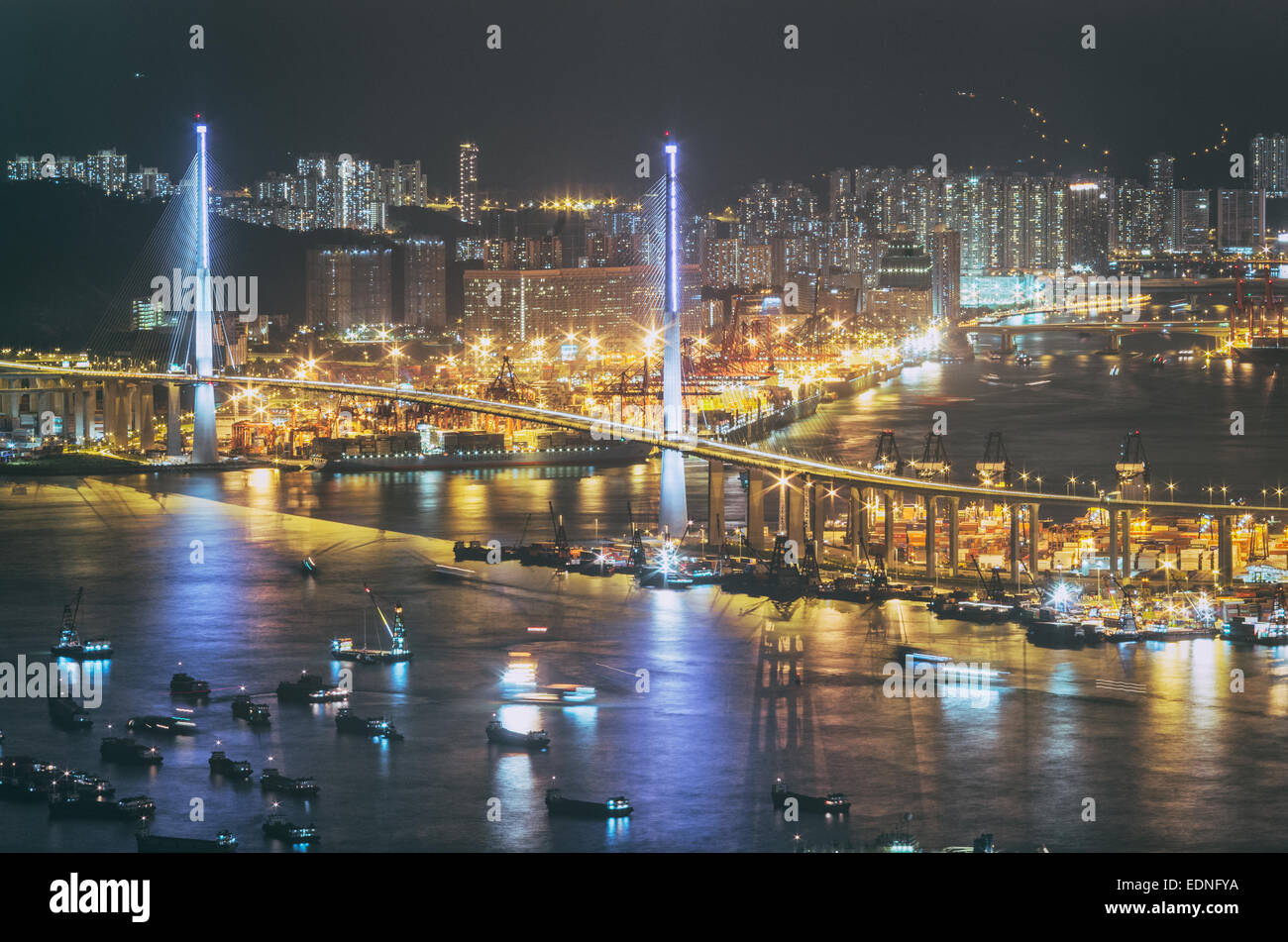 Nachtansicht von Hong Kong, Stadt mit hoher Dichte der Bevölkerung. Stonecutters Bridge in Hong Kong. Stockfoto