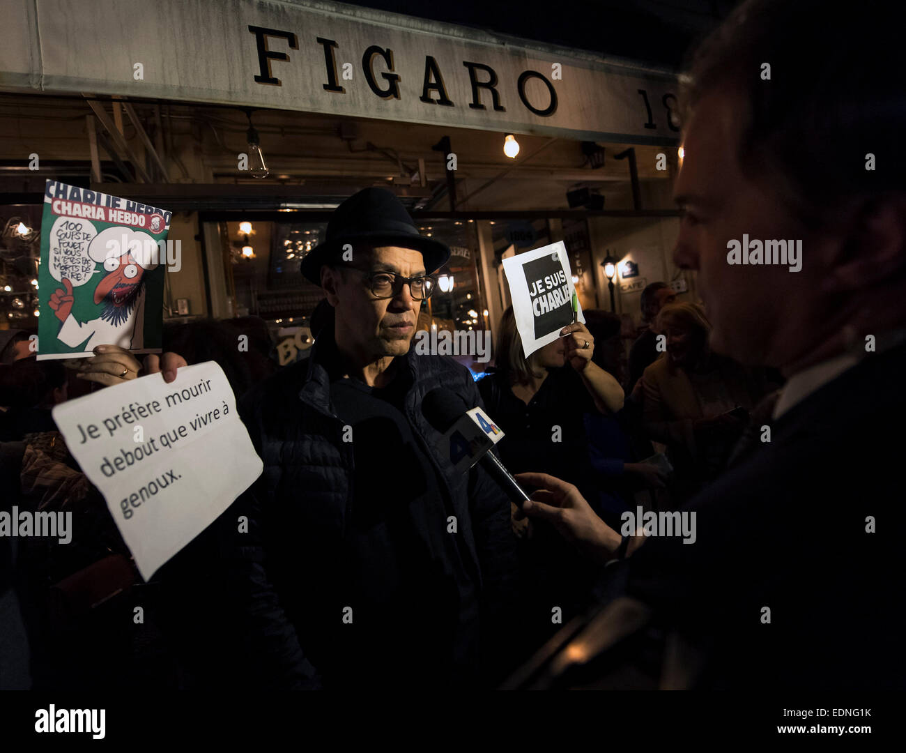 Los Angeles, Kalifornien, USA. 7. Januar 2015. Französisch-geborene Musiker, die THIANAR GONIS für tv interviewt wird, da versammeln sich im Le Figaro Cafe in Silverlake Stadtteil von Los Angeles, die Opfer von Charlie Hebdo Morden in Paris zu Ehren und für Meinungsfreiheit einzustehen. Bildnachweis: Brian Cahn/ZUMA Draht/Alamy Live-Nachrichten Stockfoto