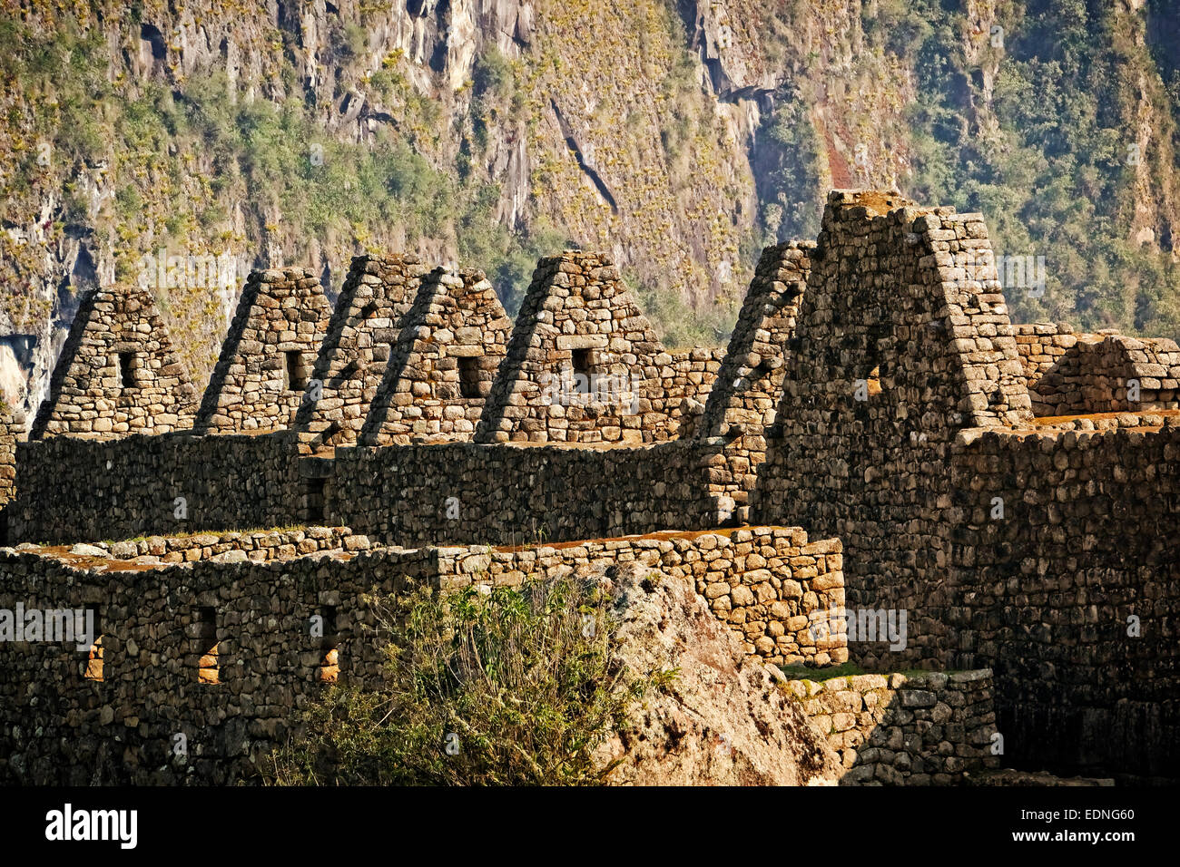 Atmosphärische Schuss von sonnenbeschienenen Machu Picchu Ruinen. Stockfoto