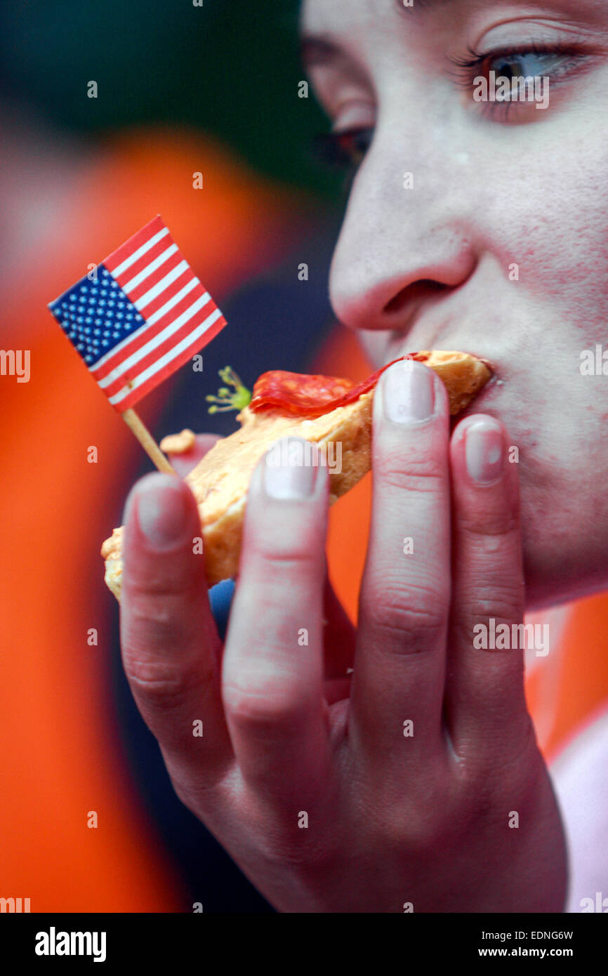 Frau essen Sandwich, Toast mit USA-Flagge Stockfoto