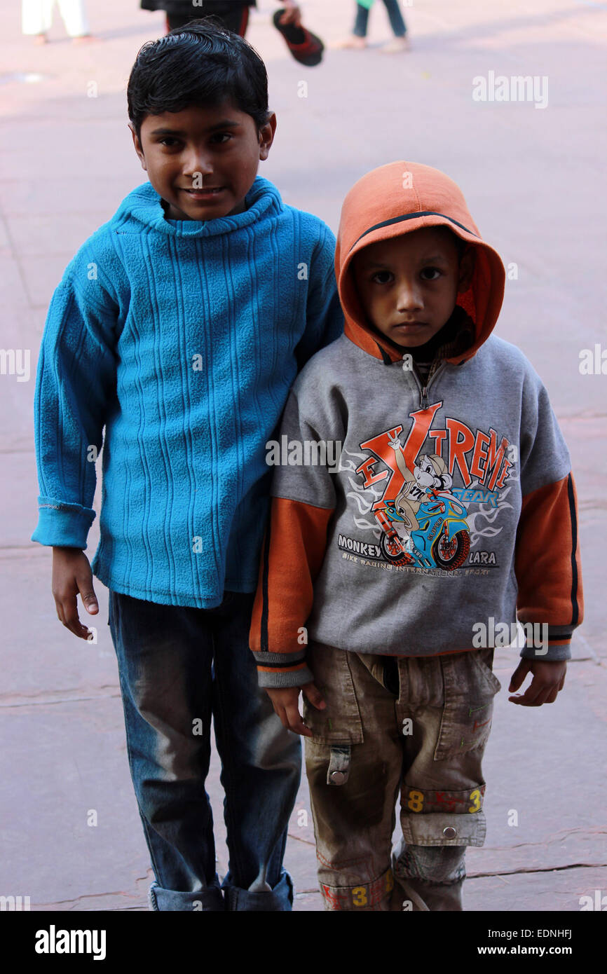 Boys, Mütze, Mützen, geprüft, Kind, Kinder, Mais, Maisfeld, Land, Ernte, Bauernhof, Landwirte, Landwirtschaft, Feld, Wohnung, Hände, Harve Stockfoto