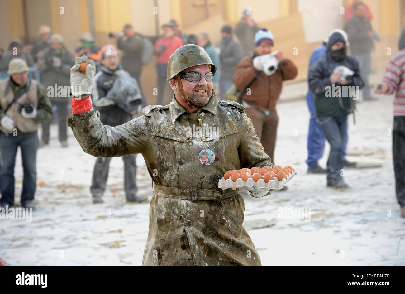ELS Enfarinats Mehl Kampf, Rebellen, bewaffnet mit Mehl, Eiern und Feuerwerkskörper, übernehmen das Regiment der Stadt für einen Tag Stockfoto