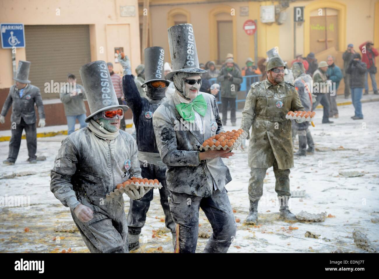 ELS Enfarinats Mehl Kampf, Rebellen, bewaffnet mit Mehl, Eiern und Feuerwerkskörper, übernehmen das Regiment der Stadt für einen Tag Stockfoto