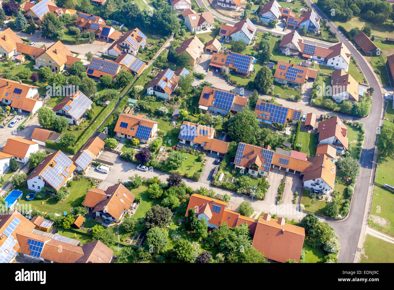 Luftaufnahme, neue Gehäuse Anwesen mit Photovoltaikanlagen auf den Dächern, Sünching, Bayern, Deutschland Stockfoto