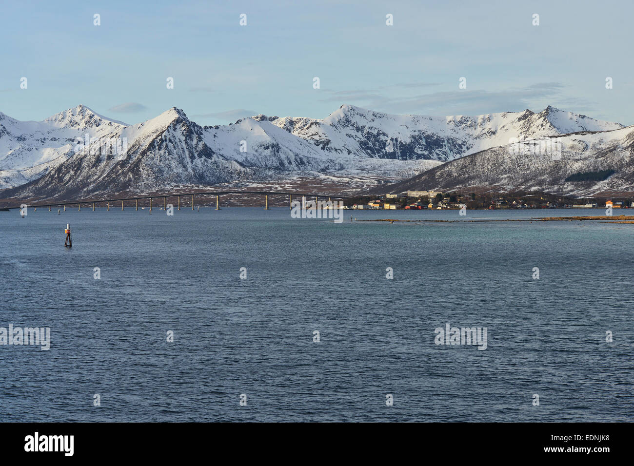 Berge der Insel Andøya mit Andøy Brücke und Risøysund, Risøyhamn, Nordland, Vesteralen, Norwegen Stockfoto