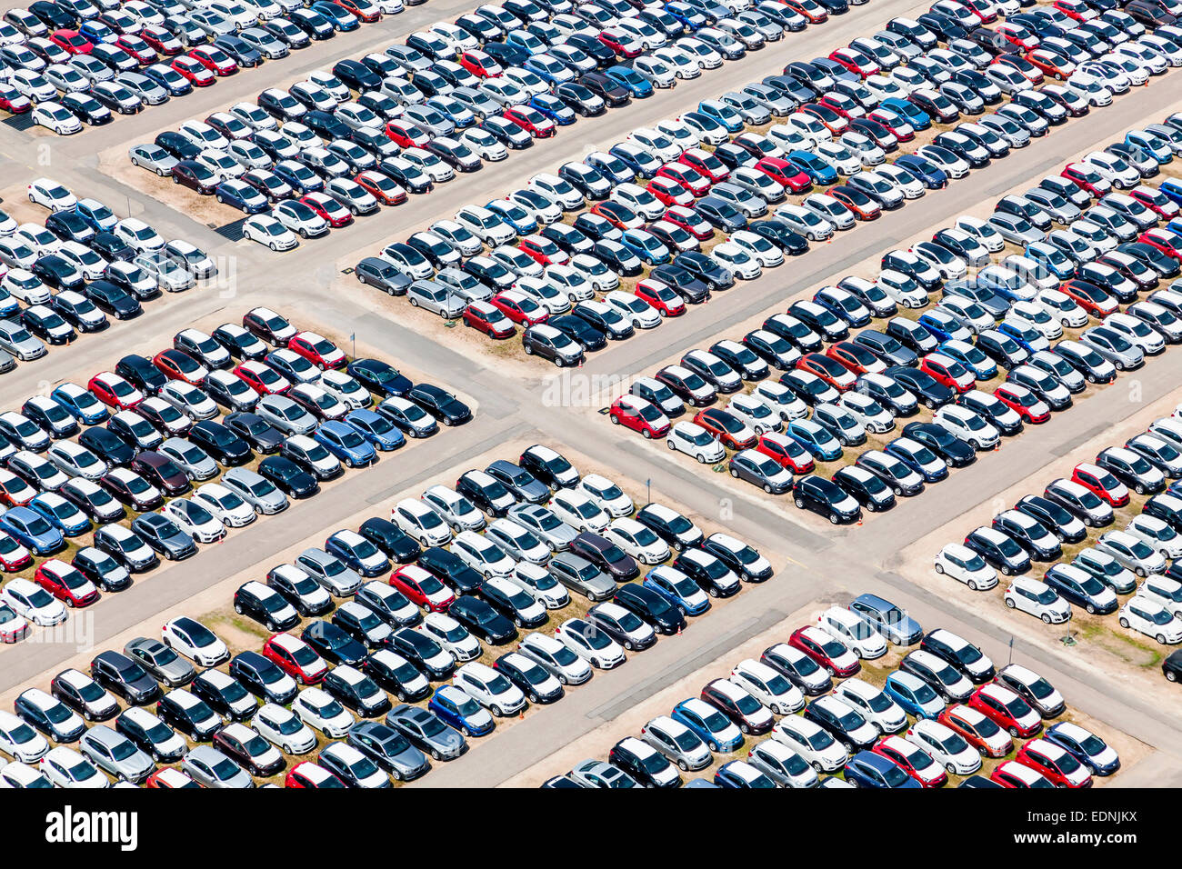 Luftaufnahme, Fahrzeug-Lagerung, Parkplatz für Fahrzeuge, Kfz-Logistik, BLG Logistics Group am Donauhafen, Kelheim, Bayern Stockfoto