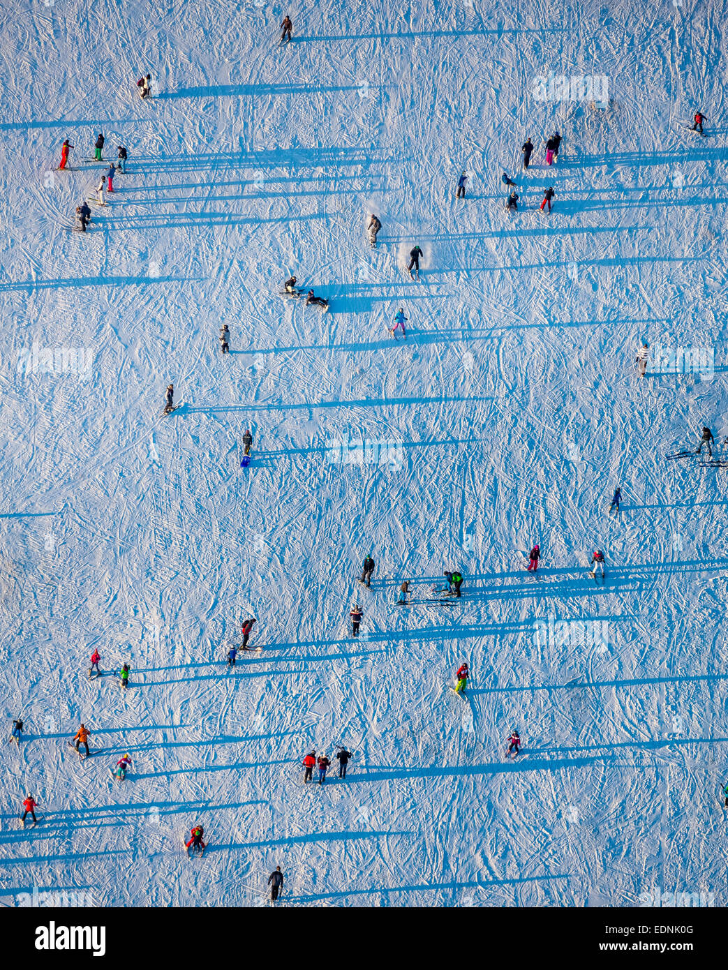 Luftaufnahme, Skifahrer auf einem Übungshang, Winterberg, Hochsauerland Kreis, Sauerland, North Rhine-Westphalia, Germany Stockfoto