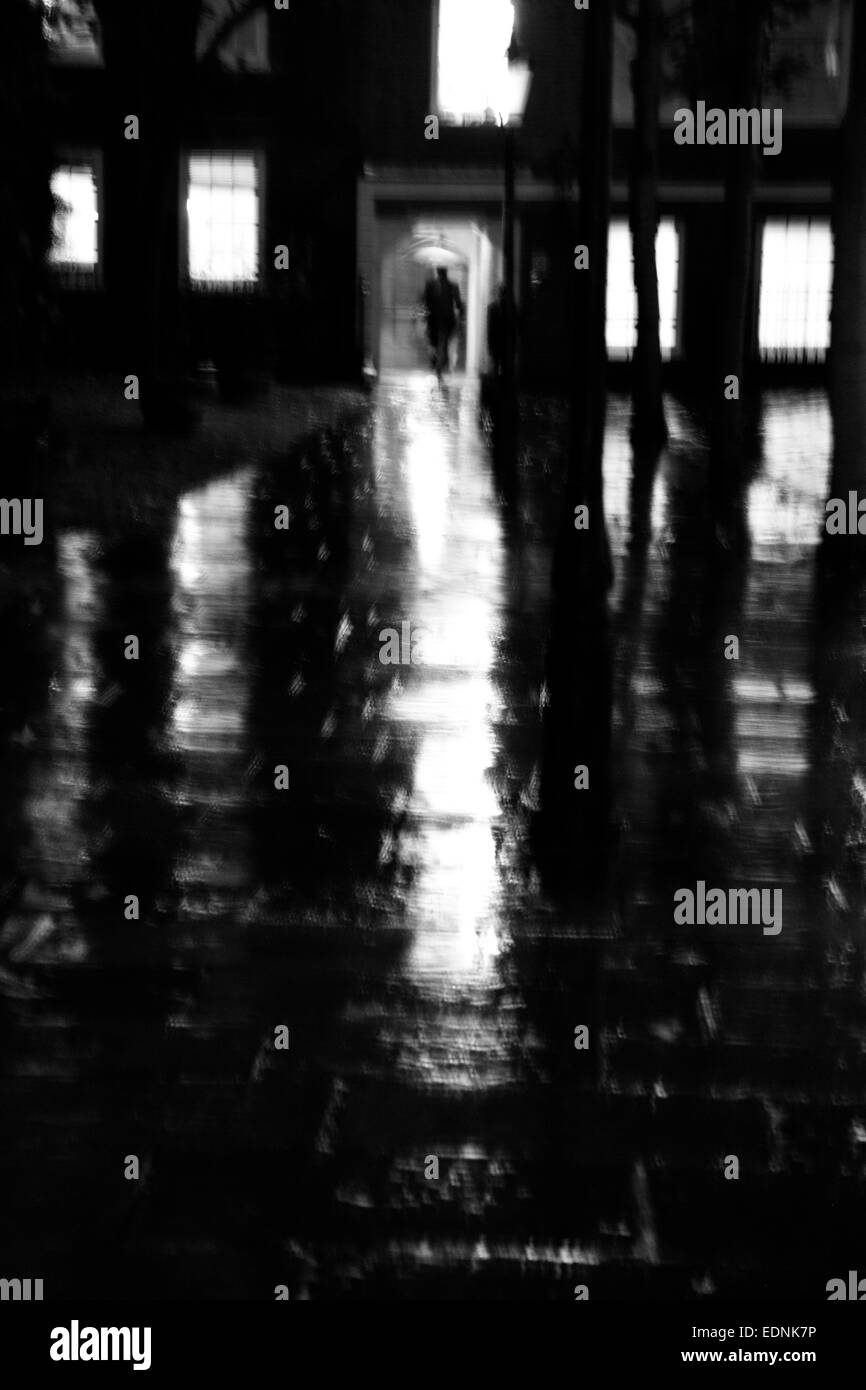 Unscharfe Bewegungsaufnahme nass und regnerisch Nacht Grays Inn, Inns Of Court, London, UK Stockfoto