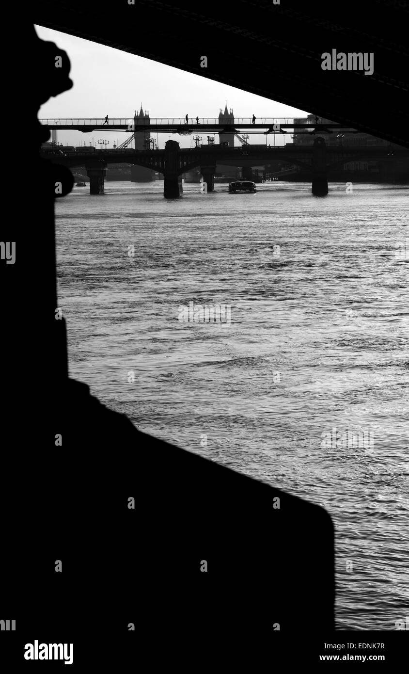 Zeigen Sie auf der Themse unter Blackfriars Railway Bridge, Millennium Bridge, City of London, UK an Stockfoto