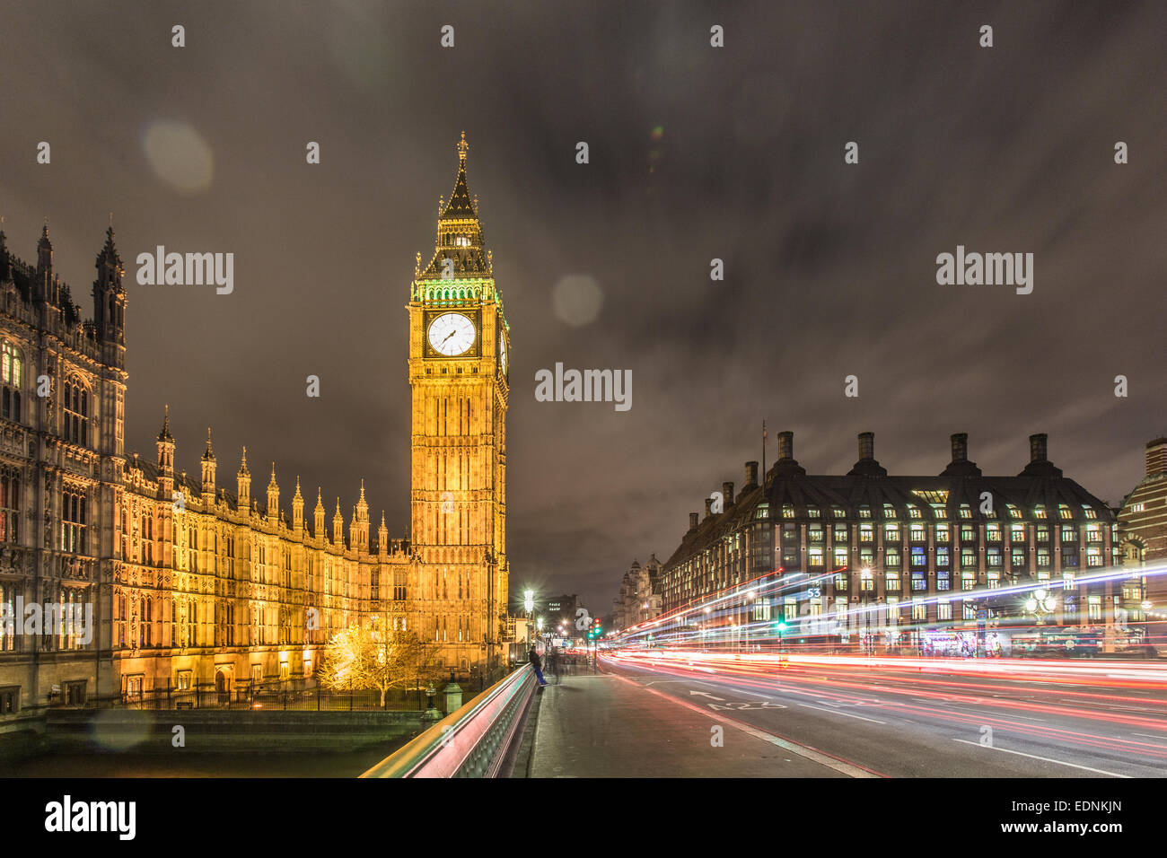 Verkehr-Streifen in London mit Big Ben und dem Houes Parlament im Hintergrund Stockfoto