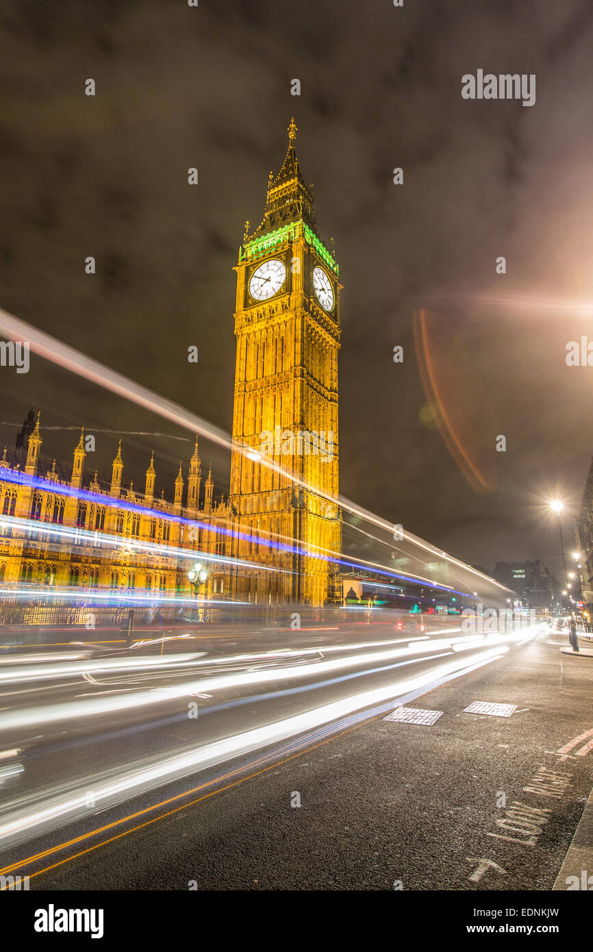 Verkehr-Streifen in London mit Big Ben und den Houses of Parliament im Hintergrund Stockfoto