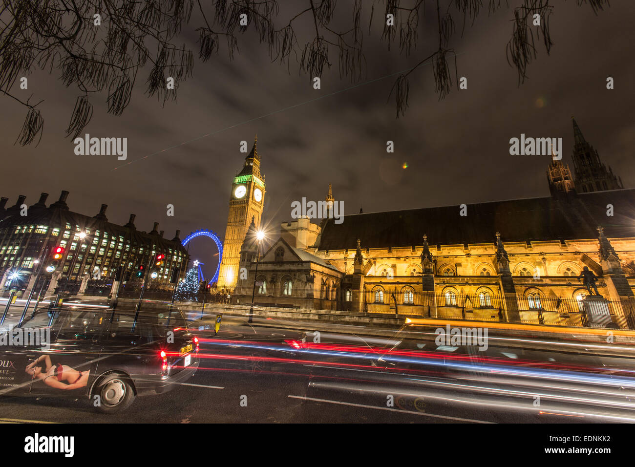 Verkehr-Streifen in London mit Big Ben und den Houses of Parliament im Hintergrund Stockfoto