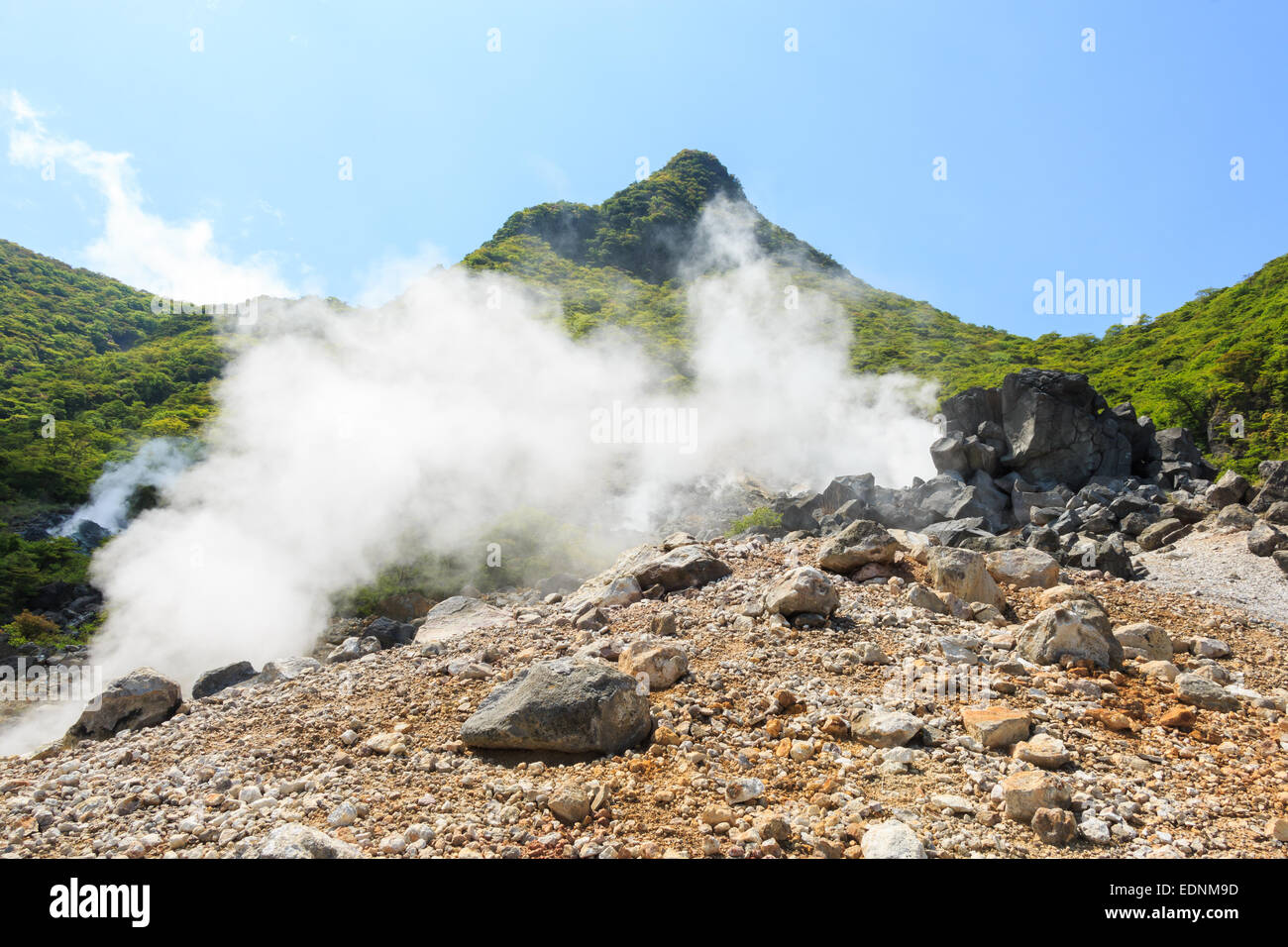 Ins Tal (vulkanische Tal mit aktiven Schwefel- und Thermalquellen in Hakone, Kanagawa, Japan) Stockfoto