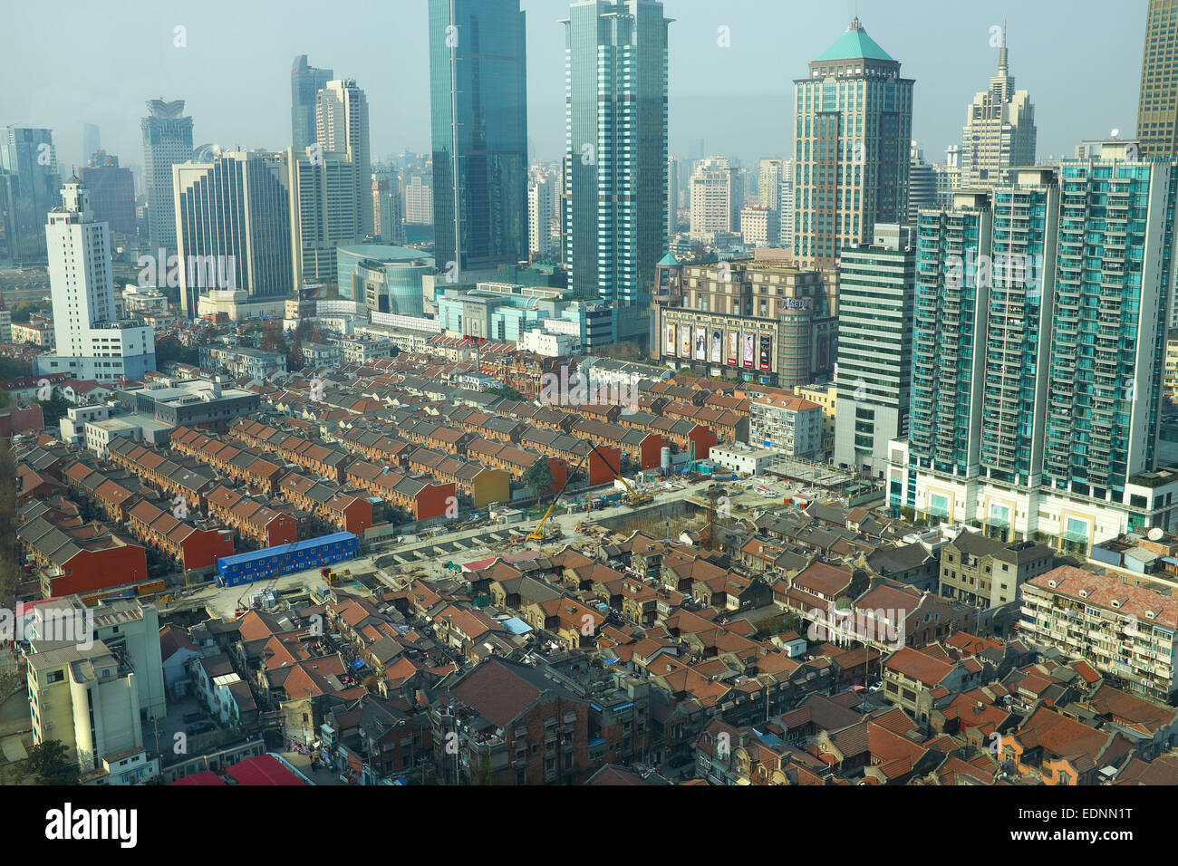 Shikumen (Steintor) Altbauten unter modernen Architekturen im Zentrum von Shanghai, China. Stockfoto