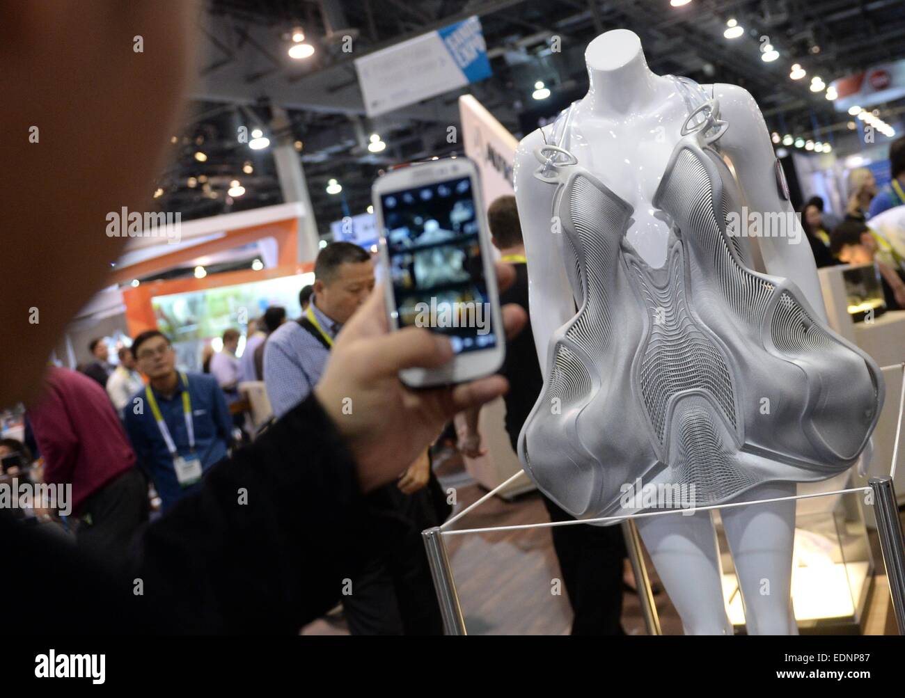 Las Vegas, Nevada, USA. 7. Januar 2015. Ein Mann fotografiert einen Artikel von Kleidung mit einem 3D-Drucker von "Autodesk" auf der CES (Consumer Electronics Show) in Las Vegas, Nevada, USA, 7. Januar 2015. Die Messe findet vom 06 bis 9. Januar 2015 statt. Foto: BRITTA PEDERSEN/Dpa/Alamy Live News Stockfoto