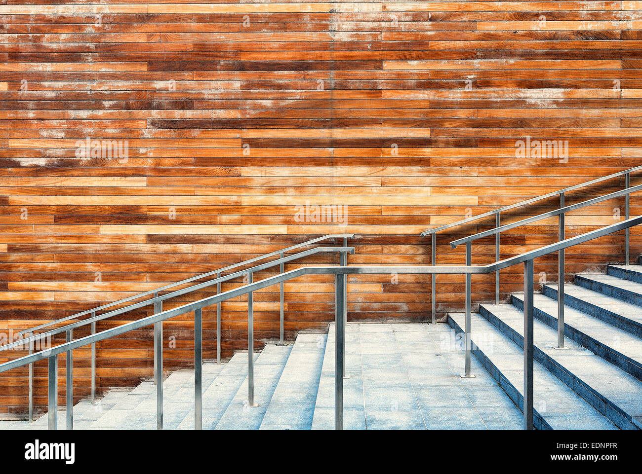 Moderne Treppe auf dem Hintergrund von Holzfassaden Stockfoto
