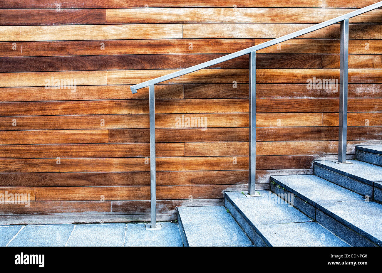 Moderne Treppe auf dem Hintergrund von Holzfassaden Stockfoto