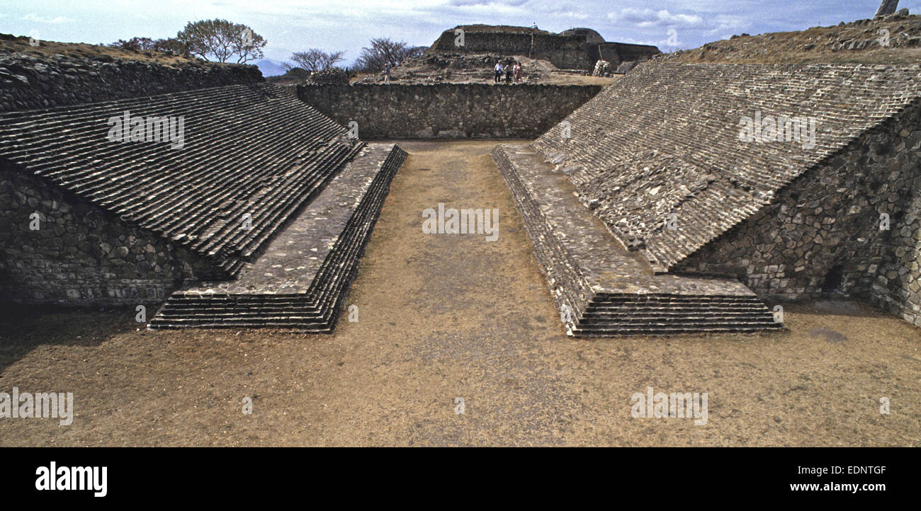 Schätze, die bei Ausgrabungen der großen präkolumbianischen Ausgrabungsstätte am Monte Alban in Oaxaca, Mexiko, gefunden. Die Website enthält zwei gut erhaltene Ballspielplätze. Stockfoto