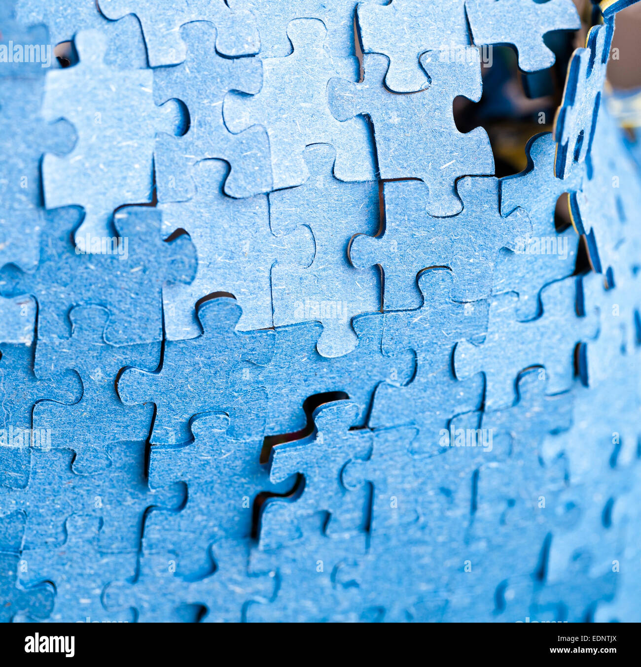 Echtes Foto von der Rückseite des blauen Puzzle Puzzle bei vorhandenem Licht. Stockfoto