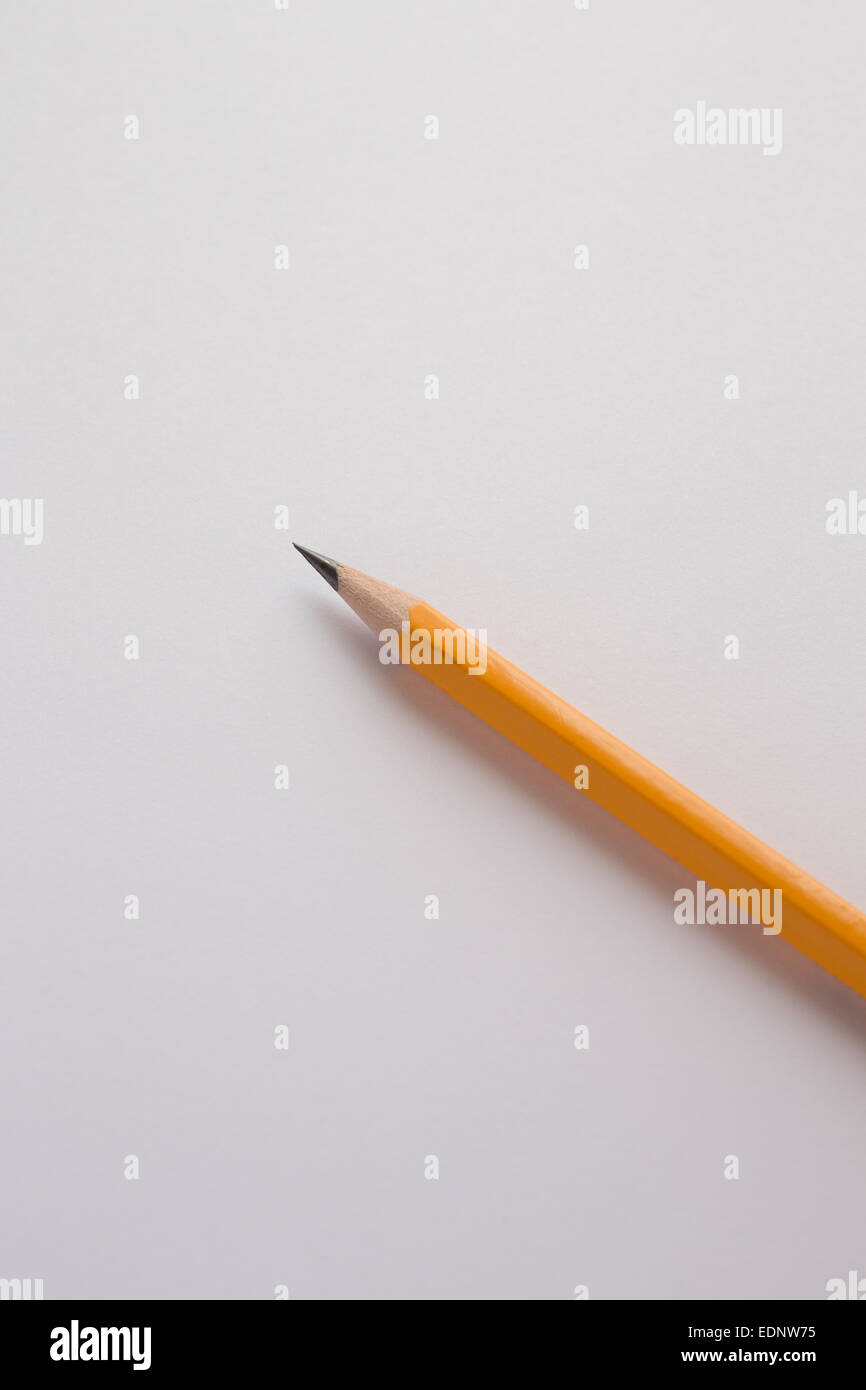 Gelbe Bleistift auf weißem Papierhintergrund Stockfoto