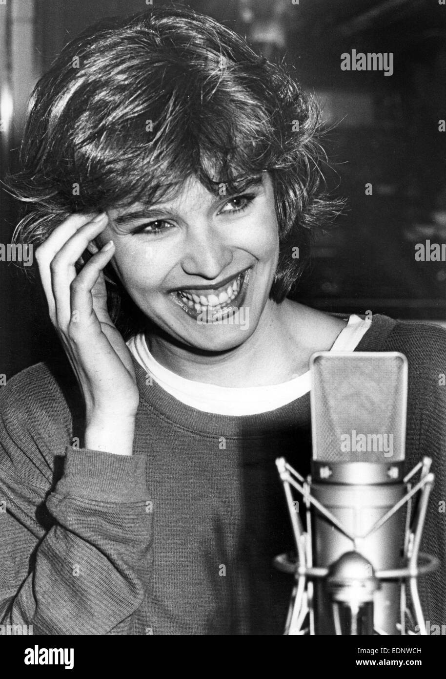 Desiree Nosbusch am 25. Februar 1989 in Hamburg ihre Rolle in dem Film "Müller Und Miller" synchronisieren. Schauspielerin Desiree Nosbusch - auch bekannt als Desiree Becker - wurde am 14. Januar 1965 in Esch in Luxemburg geboren. Stockfoto