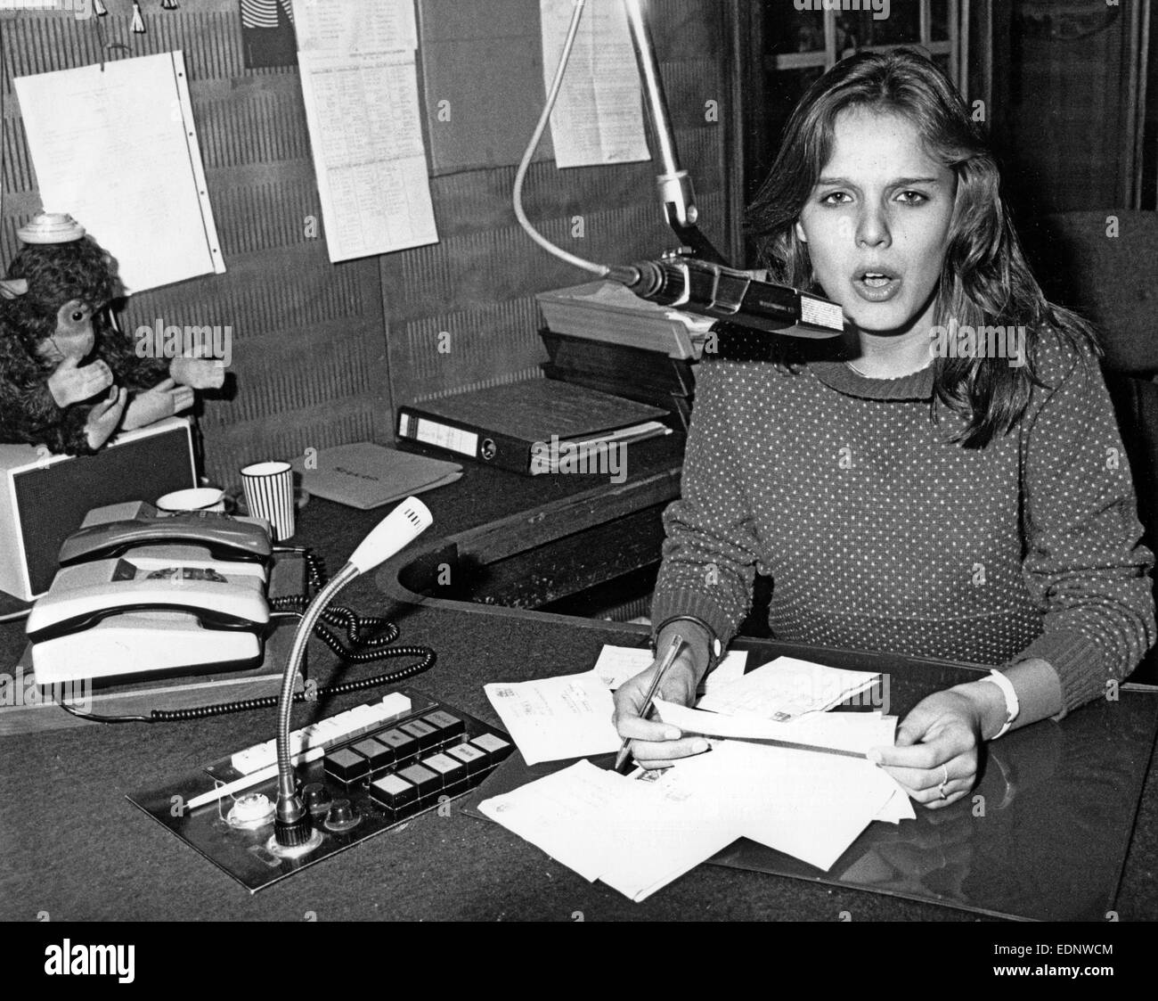 Young Deisree Nosbusch (15) im Oktober 1980 Moderation im Studio von der Radiostation RTL in Luxemburg. Schauspielerin Desiree Nosbusch - auch bekannt als Desiree Becker - wurde am 14. Januar 1965 in Esch in Luxemburg geboren. Stockfoto